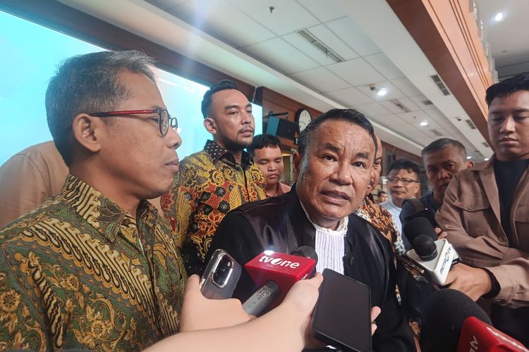 Kuasa hukum Direktur PT Angels Products, Tony Wijaya, Hotman Paris dan tim hukum importir importasi gula saat konferensi pers di PN Tipikor PN Jakpus, Selasa (5/8/2025)
