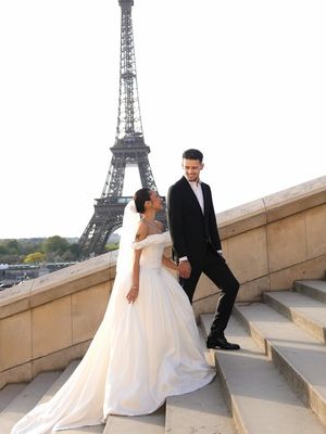 Gaya prewedding Jennifer Coppen dan Justin Hubner di Paris tampil elegan dan klasik, dengan sentuhan modern berlatar romantis Menara Eiffel.
