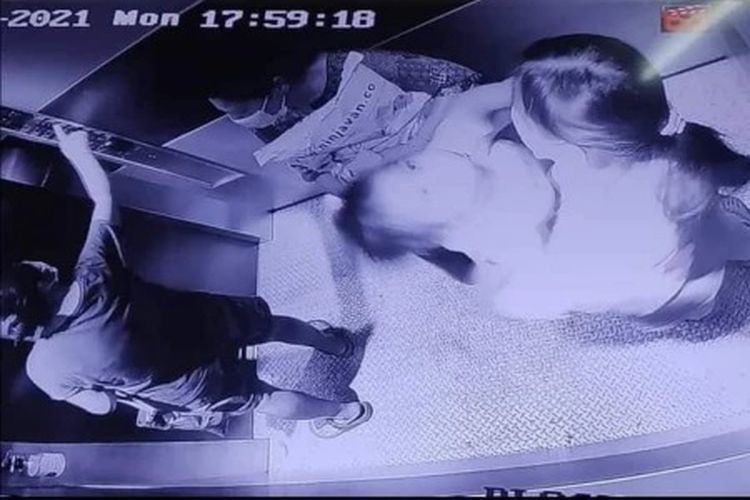 Gambar CCTV di lift yang memperlihatkan anak 1 tahun yang tidak memakai masker di kondominium di Ampang, Selangor. [Roadblock JPJ/Polis/Facebook]