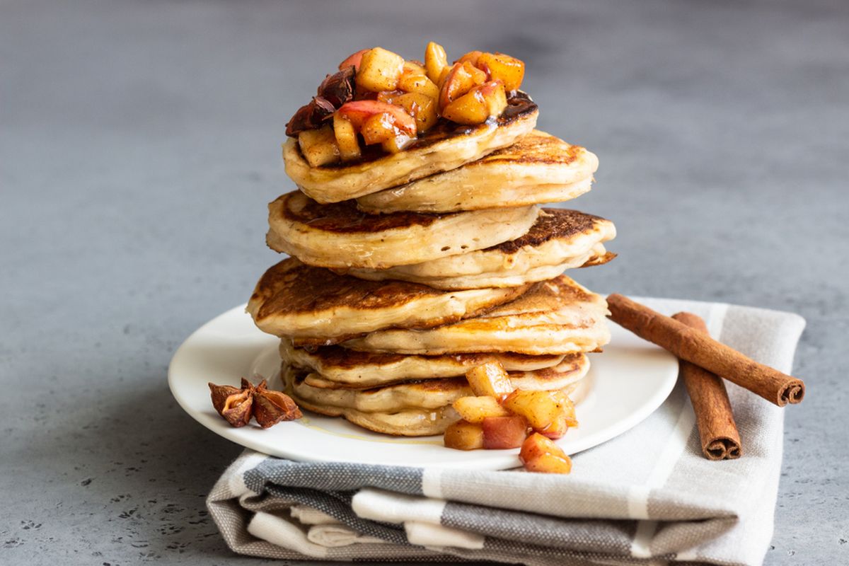 Pancake wortel yang lembut dan manis, disajikan dengan topping madu dan buah segar