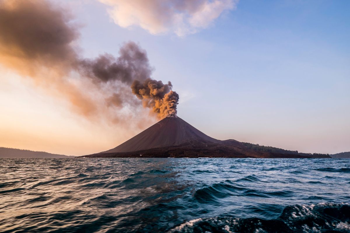 Ilustrasi - Foto erupsi Gunung anak Krakatau, letusan Gunung Krakatau.