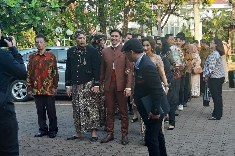 Caesar Hito saat akan membawakan seserahan untuk Felicya, di DBanquet, Jakarta Utara. Sabtu (8/2/2020)