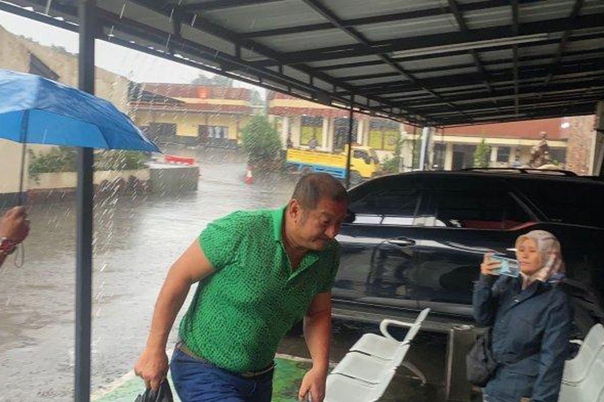 Hartono Soekwanto saat tiba di Mapolres Cimahi, Senin (3/3/2025), untuk menjalani pemeriksaan usai video menenteng senpi bak koboi jalanan viral di media sosial. Peristiwa itu terjadi di Kota Baru Parahyangan, Bandung Barat, Minggu (2/3/2025).