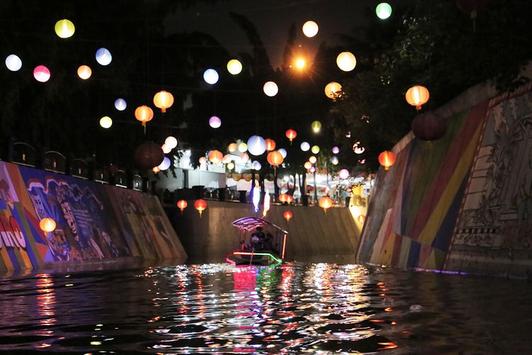 Wisata air Kali Pepe yang menjadi agenda wisata tahunan sebagai salah satu rangakaian acara  Grebeg Sudiro di Kawasan Pasar Gede, Kota Solo.