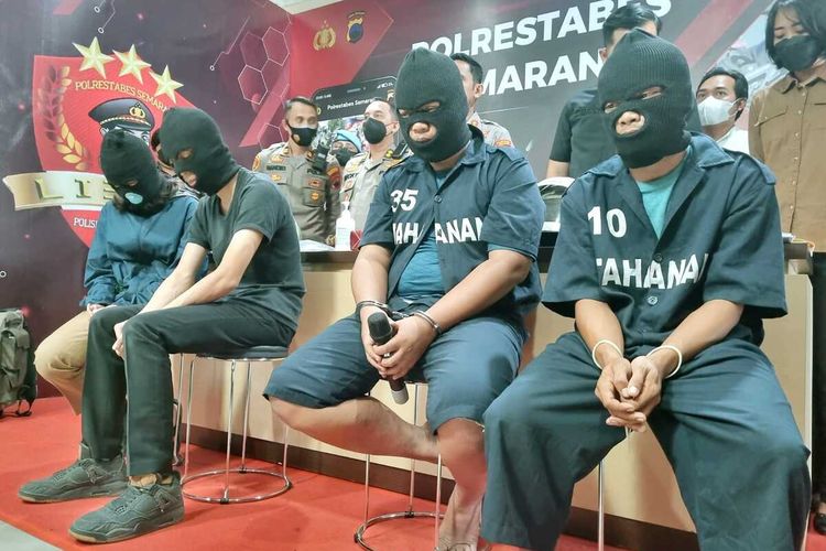 Pembeli palsu (kanan) mengaku melakukan percobaan pemerkosaan kepada penjaga toko di bawah umur dalam konferensi pers di Polrestabes Semarang yang dihadiri KOMPAS.com, Selasa (13/9/2022).