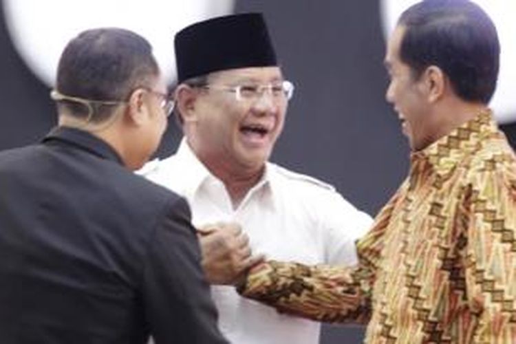 Calon Presiden nomor urut 1 Prabowo Subianto dan nomor urut 2 Joko Widodo bersalaman usai debat capres 2014 putaran ketiga, di Hotel Holiday Inn, Kemayoran, Jakarta, Minggu (22/6/2014).