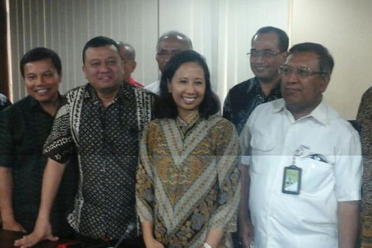 Menteri BUMN, Rini Soemarno didampingi para Direktur Utama perusahaan BUMN menyampaikan progress Holding BUMN di Kementerian BUMN, Jakarta, Senin (25/7/2016).