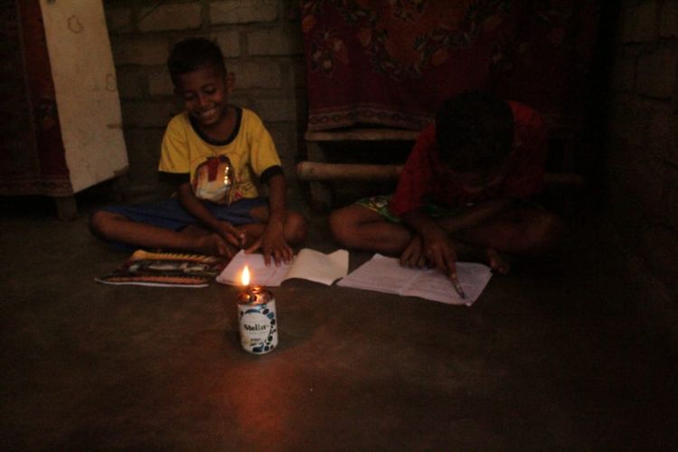 Foto : Anak-anak Sekolah di Ibukota Flores Timur, tepat di kampung lama Lewomuda, Kelurahan Sarotari, Kecamatan Larantuka, belajar mengandalkan pelita sebagai sumbe penerangan.