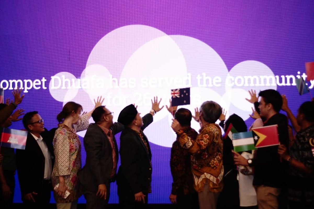 Perwakilan dari 30 negara dari layanan global Dompet Dhuafa, melakukan simbolisasi peluncuran layanan tersebut dengan menyentuh layar dan juga membunyikan angklung di Balai Kartini, Jakarta (11/12/2019).