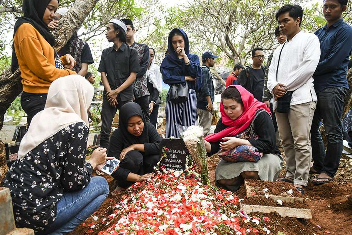 Keluarga dan kerabat menghadiri prosesi pemakaman korban demo ricuh Akbar Alamsyah di Taman Pemakaman Umum (TPU) kawasan Cipulir, Kebayoran Lama, Jakarta, Jumat (11/10/2019). Korban demo ricuh di DPR Akbar Alamsyah meninggal dunia di RSPAD Gatot Subroto, Kamis (10/10/2019) sekitar pukul 17.00 karena mengalami retak pada tempurung kepala.