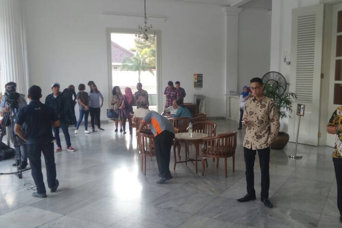 Antrean warga di Balai Kota DKI Jakarta tampak sepi sehari setelah Ahok kalah dalam Pilkada DKI berdasarkan hasil quick count, Kamis (20/4/2017). 