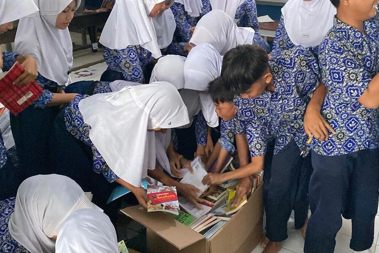Dulu Jarang ke Perpustakaan, Kini Murid SMPN 1 Sobang Berebut Koleksi Buku Baru