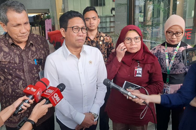 Menteri Desa, Pembangunan Daerah Tertinggal dan Transmigrasi Abdul Halim Iskandar memberi keterangan pers usai bertemu pimpinan KPK di Gedung Merah Putih KPK, Selasa (3/3/2020).