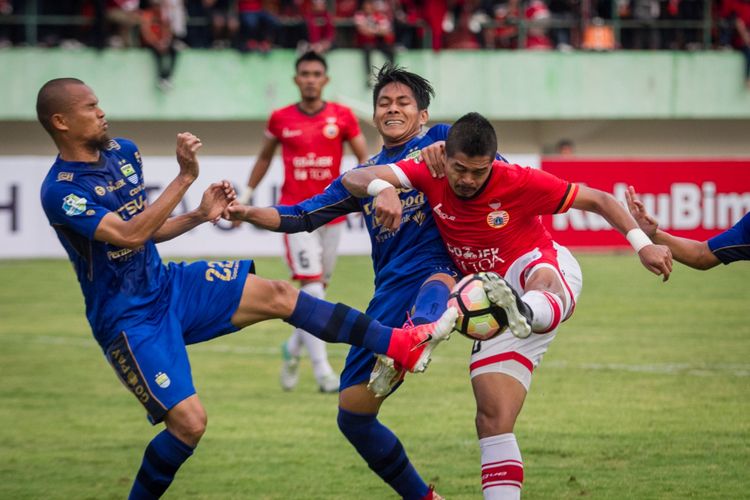 Pemain Persija Jakarta Bambang Pamungkas (kanan) menendang bola namun dihadang pemain Persib Bandung Supardi (kiri) dan Purwaka Yudi (dua kiri) pada pertandingan Liga I Gojek Traveloka di Stadion Manahan, Solo, Jawa Tengah, Jumat (3/11/2017). Pertandingan dihentikan pada menit 83 setelah Persib Bandung menolak untuk melanjutkan pertandingan, Persija Jakarta menang dengan skor 1-0.