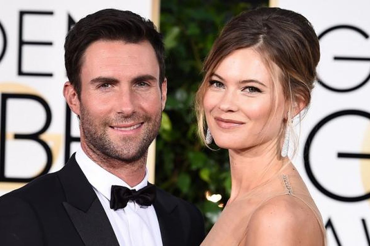 Musisi Adam Levine dan istrinya, model Behati Prinsloo, menghadiri Golden Globe Awards di Beverly Hills, California, pada 11 Januari 2015. Pasangan ini dikarunai anak perempuan pada Rabu (21/9/2016).