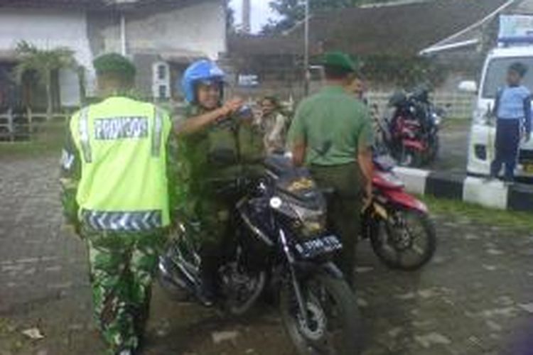 Polres Magelang melibatkan Provost dan PM Kodim 0705 Magelang dalam operasi Zebra Candi 2014 di Magelang, Selasa (2/12/2014).