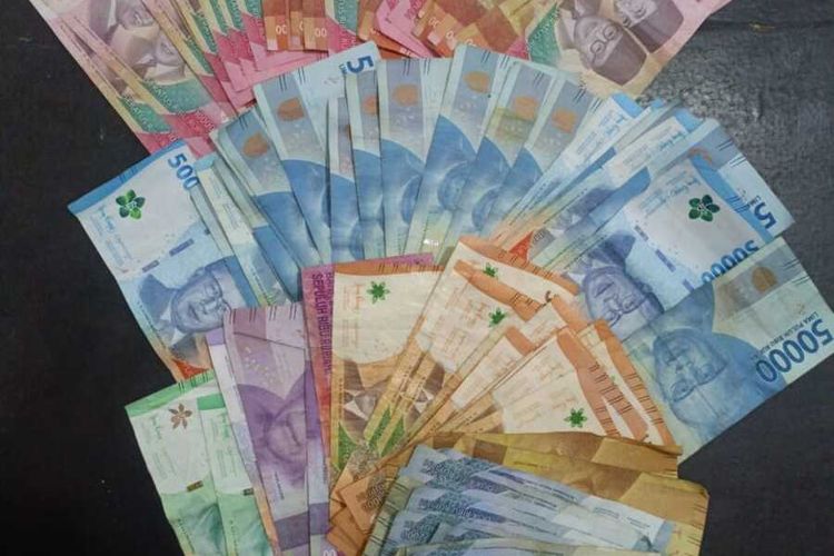 Polisi amankan sejumlah barang bukti dari arena pperjudian sambung ayam di Kecamatan Cimenyan, Kabupaten Bandung, Jawa Barat pada Minggu lalu