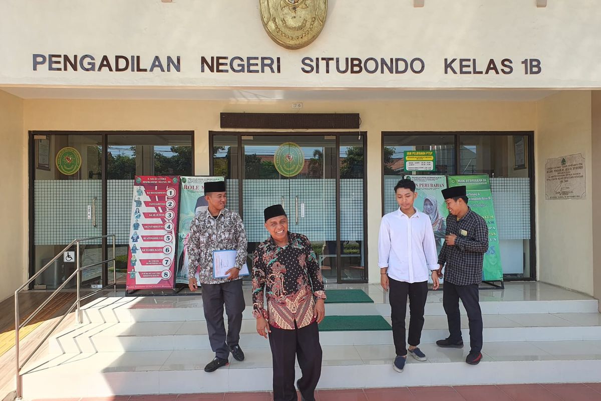 Foto: LBH Mitra Santri resmi menggugat Bupati Situbondo tentang pemberian nama GOR Bung Karna ke Pengadilan Situbondo pada Jumat (21/6/2024).