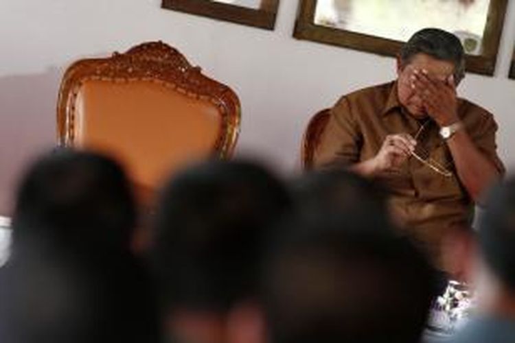 Presiden Susilo Bambang Yudhoyono ketika mendengarkan sambutan mantan Menteri Negara Pendayagunaan Aparatur Negara (Menpan) pada masa Orde Baru yang juga Sekretaris Dewan Kehormatan Partai Demokrat, Mayjen TNI (Purn) Tiopan Bernhard Silalahi saat mengunjungi Baruga Pak Letnan di Desa Taulan, Kecamatan Kabere, Kabupaten Enrekang, Sulawesi Selatan, Kamis (20/2/2014). Baruga Pak Letnan merupakan bekas markas pasukan TB Silalahi pada operasi Keamanan Dalam Negeri (Kamdagri) untuk menumpas DI/TII Kahar Muzakar pada sekitar tahun 1962-1965. TRIBUN TIMUR/SANOVRA JR