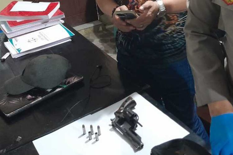 Barang bukti pistol kasus penembakan polisi tembak polisi di Lampung Tengah. Aipda Ahmad Karnain, anggota Polsek Way Pengubuan, Lampung Tengah, Lampung, tewas ditembak di rumahnya, Minggu (4/9/2022).