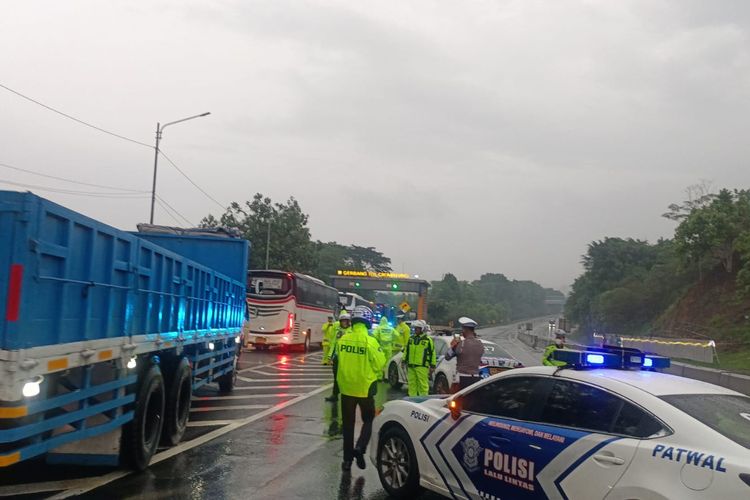 KNKT ungkap penyebab sering kecelakaan di Tol Cipularang. Pasca terjadinya kecelakaan beruntun di Ruas Tol Cipularang KM 92 arah Jakarta pada Senin (11/11/2024), pihak Kepolisian melanjutkan olah tempat kejadian perkara (TKP) pada Selasa (12/11/2024) pagi.