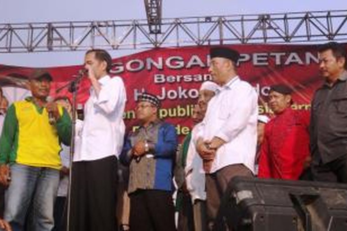 Presiden RI Terpilih, Joko Widodo, berdialog dengan petani tebu, di padepokan Arum Sabil, di Kecamatan Tanggul, Jember, Jawa Timur, Selasa (7/10/2014).