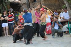 Mengenal Tradisi Peresean, Budaya Adu Cambuk dari Lombok