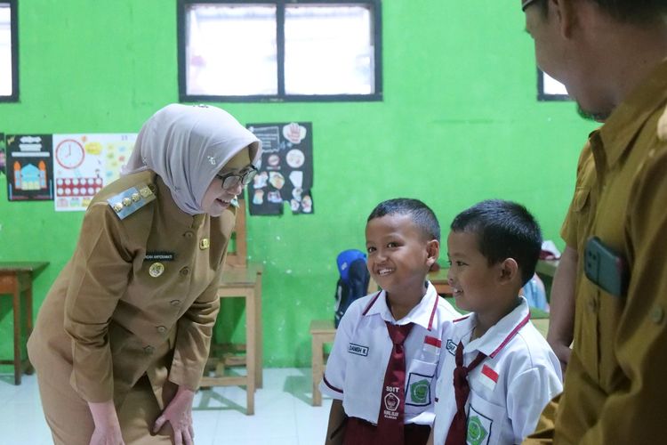Bupati Lumajang Indah Amperawati saat meninjau program MBG di SDIT Klakah