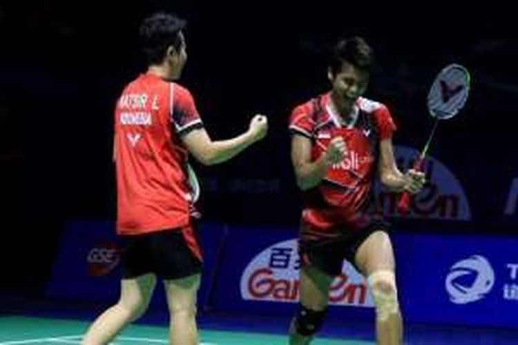 Pasangan ganda campuran Indonesia, Tontowi Ahmad (belakang)/Liliyana Natsir, melakukan selebrasi setelah memenangi pertandingan melawan Choi Sol-gyu/Chae Yoo-jung (Korea Selatan) pada babak semifinal China Terbuka di Haixia Olympic Sports Center, Fuzhou, Jumat (18/11/2016). Tontowi/Liliyana menang 21-17, 25-23.