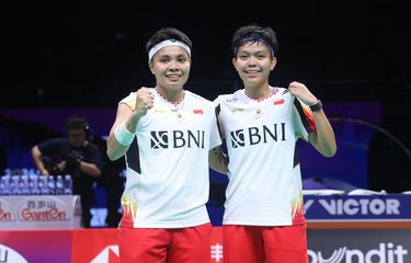 Apriyani Rahayu/Siti Fadia Silva Ramadhanti berfoto usai mengalahkan Jongkolphan Kititharakul/Rawinda Prajongjai (Thailand) dengan skor 21-17, 21-14 pada perempat final Uber Cup 2024 di Hi Tech Zone Sports Centre Gymnasium, Chengdu, China, Jumat (3/5/2024).