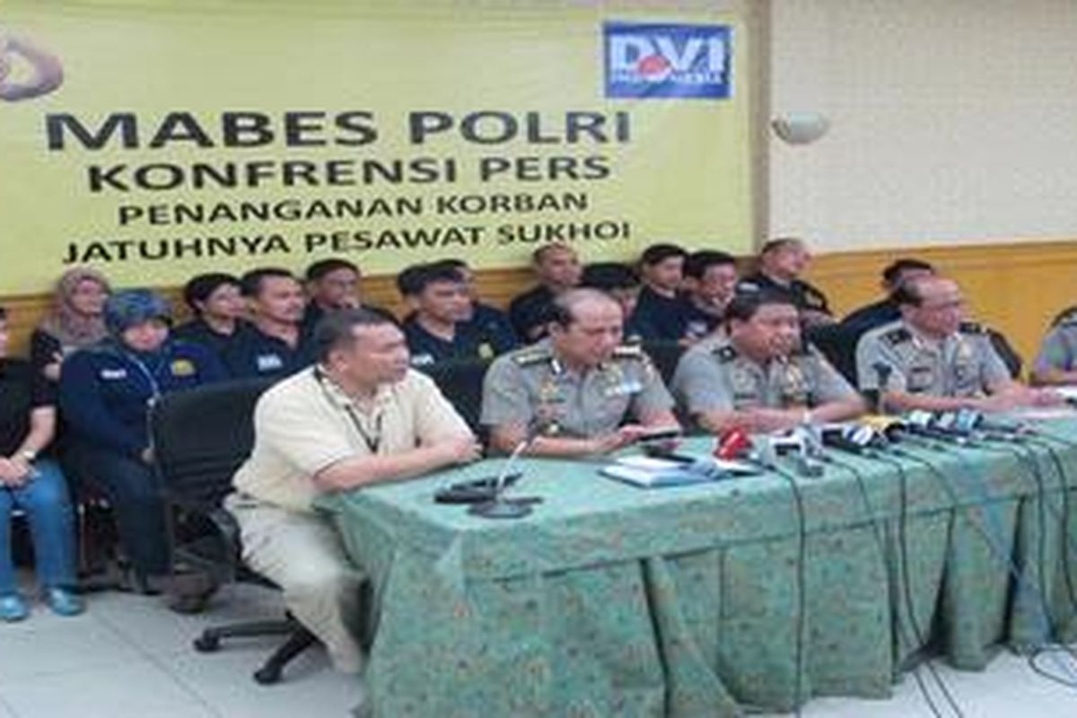 Mabes Polri hari Minggu (20/5/2012) pukul 17.00 menyampaikan, ke-45 jenazah korban jatuhnya pesawat superjet 100, Sukhoi, selesai diidentifikasi hari itu pukul 13.00. Tim identifikasi melibatkan 150 personil -- termasuk para pakar DNA, forensik, dan antropolog palaentologi. Mereka bekerja tanpa henti sejak hari Minggu (9/5/2012). Tampak di depan dari kiri ke kanan, staf Bareskrim Komisaris Besar Guntur Setyanto, Kabag Humas Penum  Komisaris Besar Boy Rafli Amar, Kapusdokkes Mabes Polri Brigjen Musadeq Ishaq, Karumkit Polri, Brigjen Agus Prayitno, Direktur Eksekutif DVI, Komisaris Besar Anton Cavelani. 