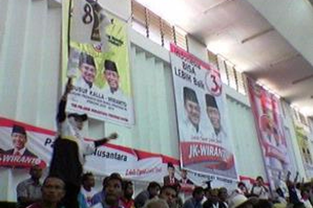 Seorang peserta kampanye JK-Win di GOR Cenderawasih Jayapura Papua membawa bendera PKS.