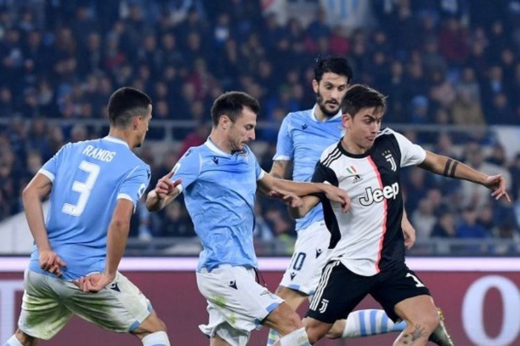 Pemain depan Juventus asal Argentina Paulo Dybala (C) menantang bek Lazio Italia Francesco Acerbi (kanan) selama pertandingan sepak bola Serie A Italia lazio Rome vs Juventus Turin