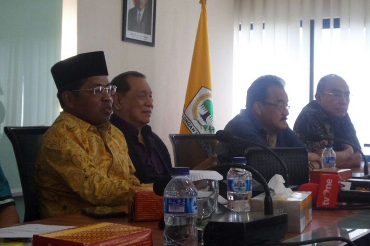 Pelaksana Tugas Ketua Umum Partai Golkar, Idrus Marham beserta jajaran pimpinan DPP Partai Golkar saat memberikan keterangan pers di Kantor DPP Partai Golkar, Jumat (24/11/2017).