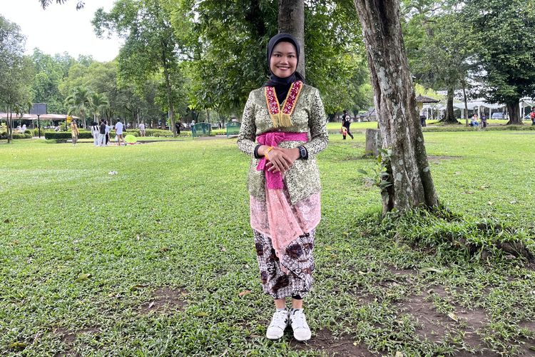 Berkain tak selalu bikin tampilan terlihat berat. Kenali ilusi warna dan layering agar kain dan kebaya membentuk siluet lebih ramping.