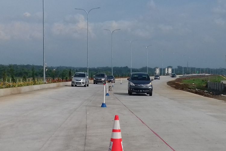 Sejumlah kendaraan saat melintas di pintu keluar Tol Fungsional Pandaan - Malang di Karanglo, Kabupaten Malang, Senin (31/12/2018)