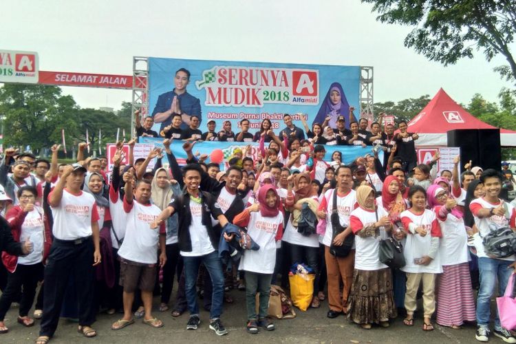 Sebanyak 1.500 pelanggan Alfamidi bersiap berangkat dari Museum Purna Bakti Pertiwi menuju sejumlah kota di Pulau Jawa pada Selasa (12/6/2018) dalam program Serunya Mudik Alfamidi 2018. 
