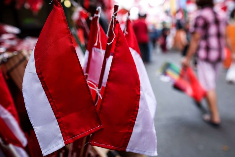 Suasana penjualan pernak pernik aksesoris kemerdekaan RI di Pasar Jatinegara, Jakarta Timur, Rabu (14/8/2019). Menjelang peringatan Hari Kemerdekaan Republik Indonesia pada 17 Agustus bisa dilakukan dengan membagikan ucapan HUT RI ke-77 ke media sosial.