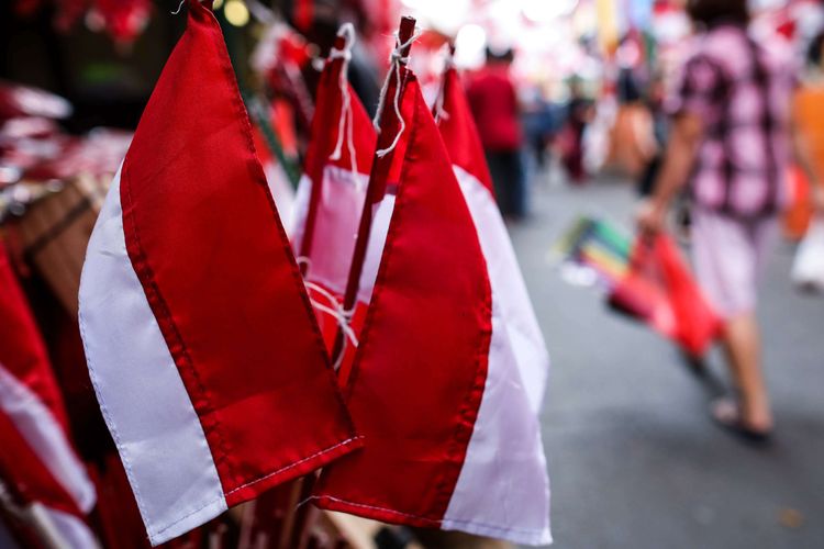 Suasana penjualan pernak pernik aksesoris kemerdekaan RI di Pasar Jatinegara, Jakarta Timur, Rabu (14/8/2019). Menjelang peringatan Hari Kemerdekaan Republik Indonesia pada 17 Agustus mendatang, pasar Jatinegara dipenuhi oleh masyarakat.