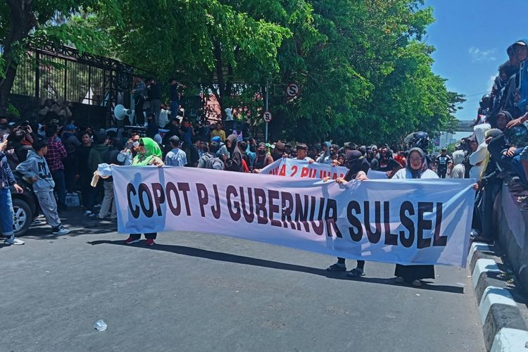 Aksi demontrasi ratusan massa dari aparat pemerintah desa di Sulsel dan pemuda menuntut agar Pj Gubernur Sulsel dicopot di depan gedung DPRD Sulsel, Jalan Urip Sumiharjo, Kota Makassar, Sulsel, Senin (16/10/2023).