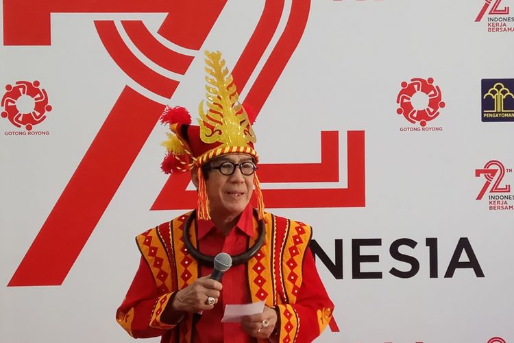 Menteri Hukum dan Hak Asasi Manusia, Yasonna Hamonangan Laoly Mengenakan Baju Adat Nias Memeriahkan Peringatan HUT RI ke-72, Ketika Ditemui di Kantornya, Jakarta, Kamis (17/8/2017).