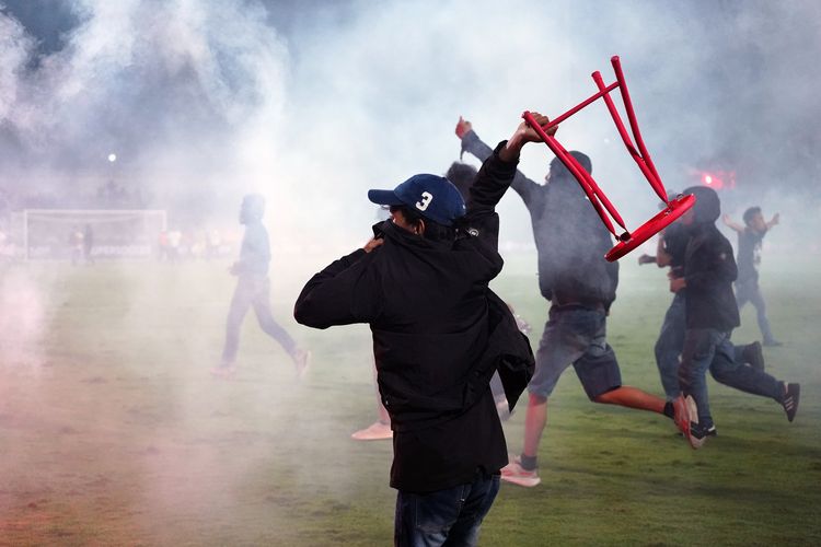 Suporter PSM Makassar melemparkan kursi usai pertandingan BRI Super League 2025/2026 PSM Makassar melawan Persib Bandung di Stadion BJ Habibie, Parepare, Sulawesi Selatan, Minggu (17/5/2026). Pendukung PSM Makassar meluapkan kekecewaannya dengan memasuki lapangan, menyalakan suar dan petasan usai kekalahan PSM Makassar atas Persib Bandung dengan skor 1-2. ANTARA FOTO/Hasrul Said/YU