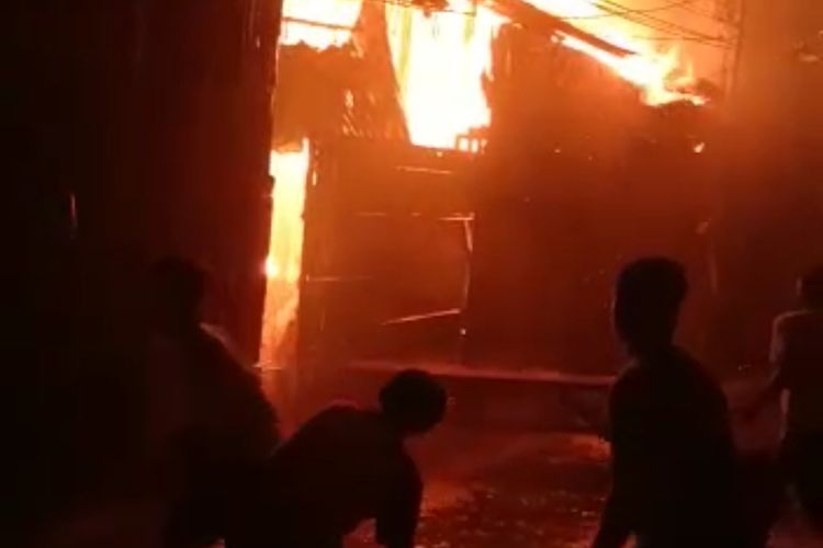 Sebuah gudang sablon di Jalan Kapuk Raya Ganh Berdikari 1, RT 4/RW 1, Kapuk, Cengkareng, Jakarta Barat terbakar pada Minggu (19/9/2021) malam. 