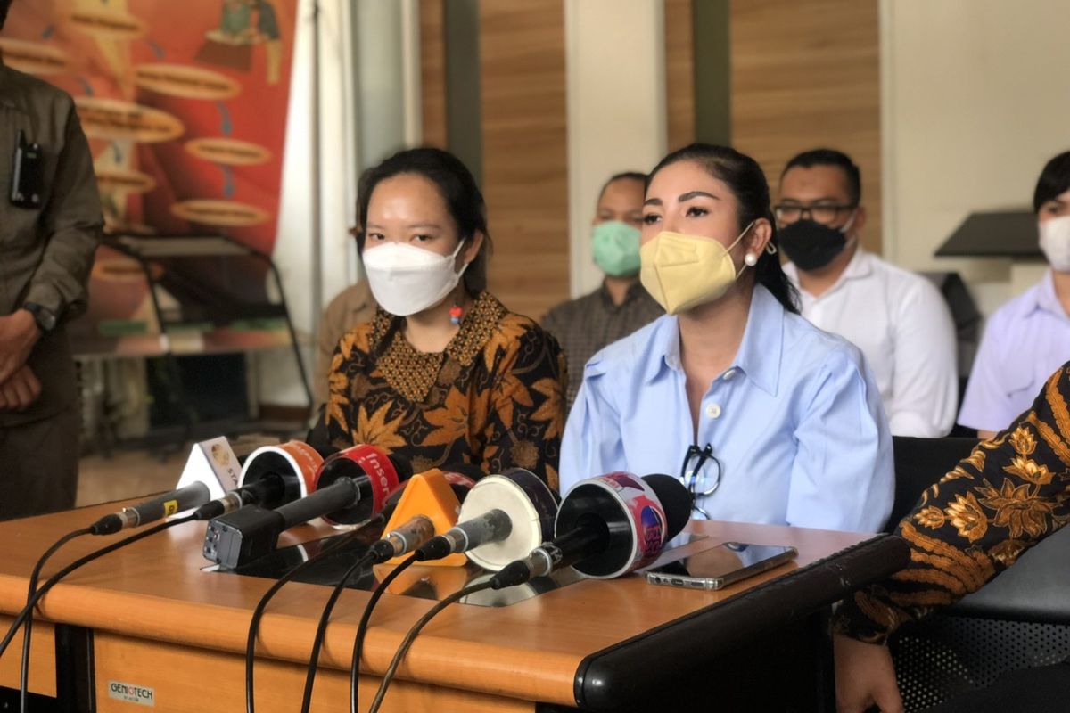 Nindy bongkar perselingkuhan Askara Parasady saat ditemui di Komnas Perempuan di kawasan Menteng, Jakarta Pusat, Selasa (16/2/2021). 