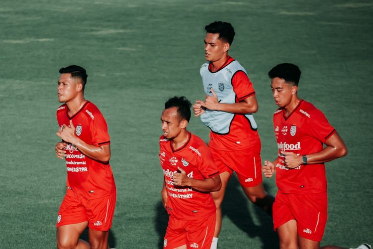 Pemain baru Bali United Taufik Hidayat (kiri) saat latihan bersama dengan tim untuk persiapan musim 2023-2024 di Training Ground Bali United Pantai Purnama Gianyar, Senin (15/5/2023) sore.