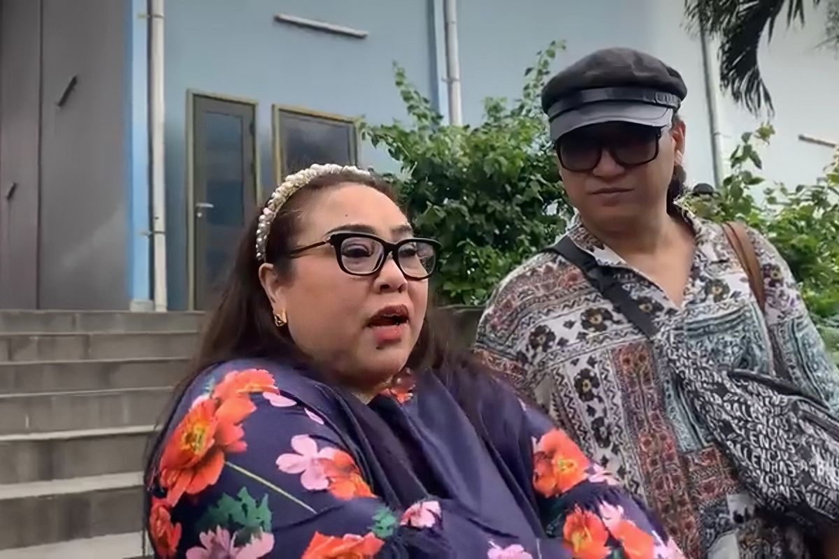 Komedian Nunung mengungkapkan tentang penyakit kanker payudara yang diidapnya saat ditemui di kawasan Tendean, Jakarta Selatan, Senin (6/2/2023). 