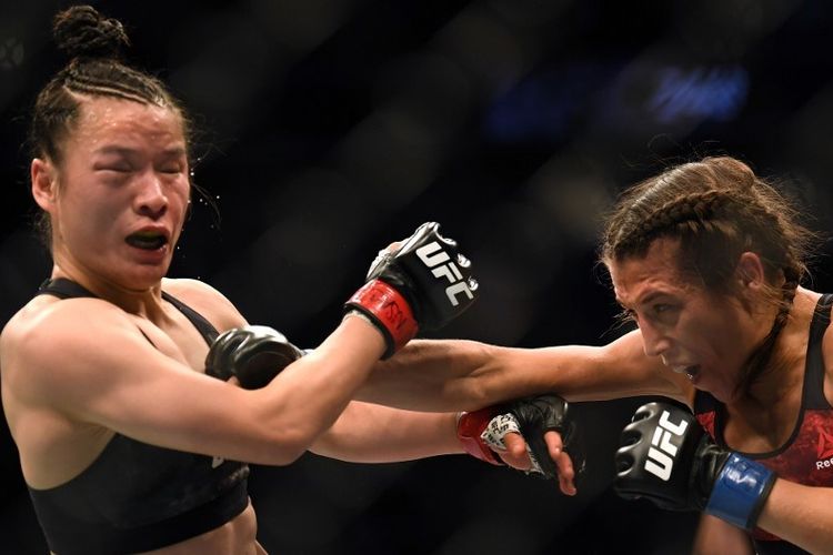 Petarung UFC, Zhang Weili bertukar serangan dengan Joanna Jedrzejczyk pada laga UFC 248, Minggu (8/3/2020) pagi WIB.