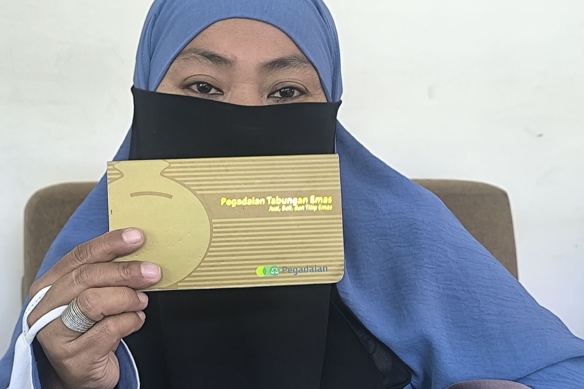 Indah Wulandari menunjukkan kartu tabungan emas yang dimilikinya, Senin (29/8/2025).