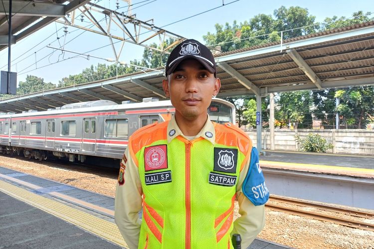 Muhammad Ali Sopian Pulungan (23), salah satu petugas pengamanan stasiun yang berhasil mengevakuasi II (37) yang hendak bunuh diri dengan cara melompat ke perlintasan rel kereta api, Rabu (6/9/2023).