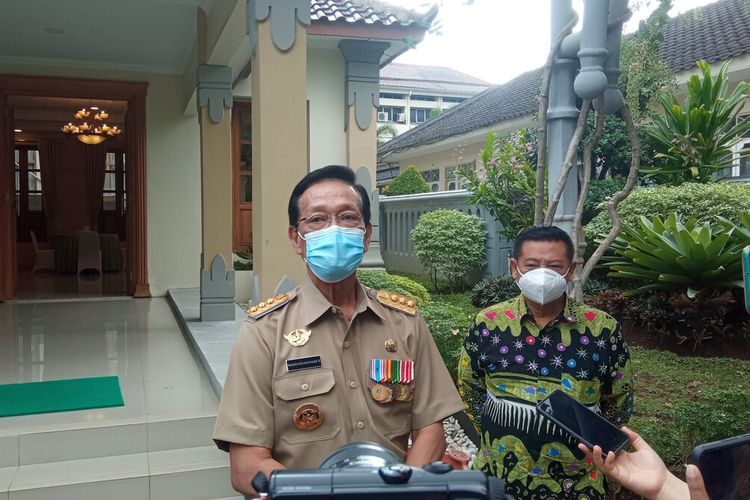 Sri Sultan HB X saat ditemui di kompleks Kepatihan Kota Yogyakarta, setelah rapat daring dengan presiden RI, Senin (17/5/2021).
